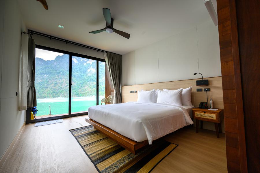 360° Issara Floating Resort - deluxe king room for couples