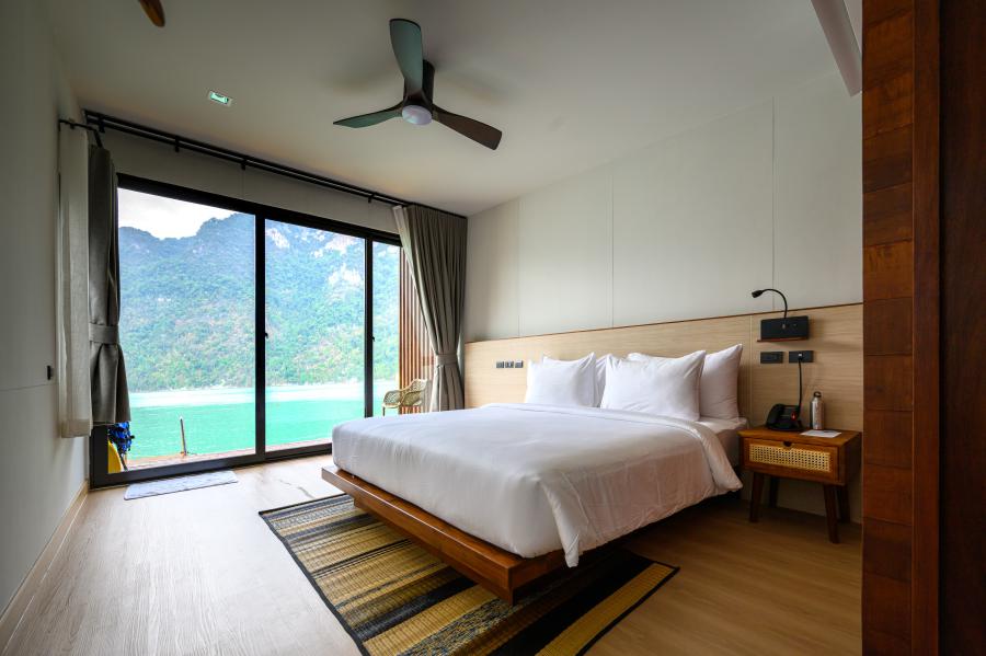 360&deg; Issara Floating Resort - deluxe king room for couples