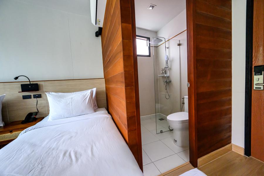 360° Issara Floating Resort - bathrooms